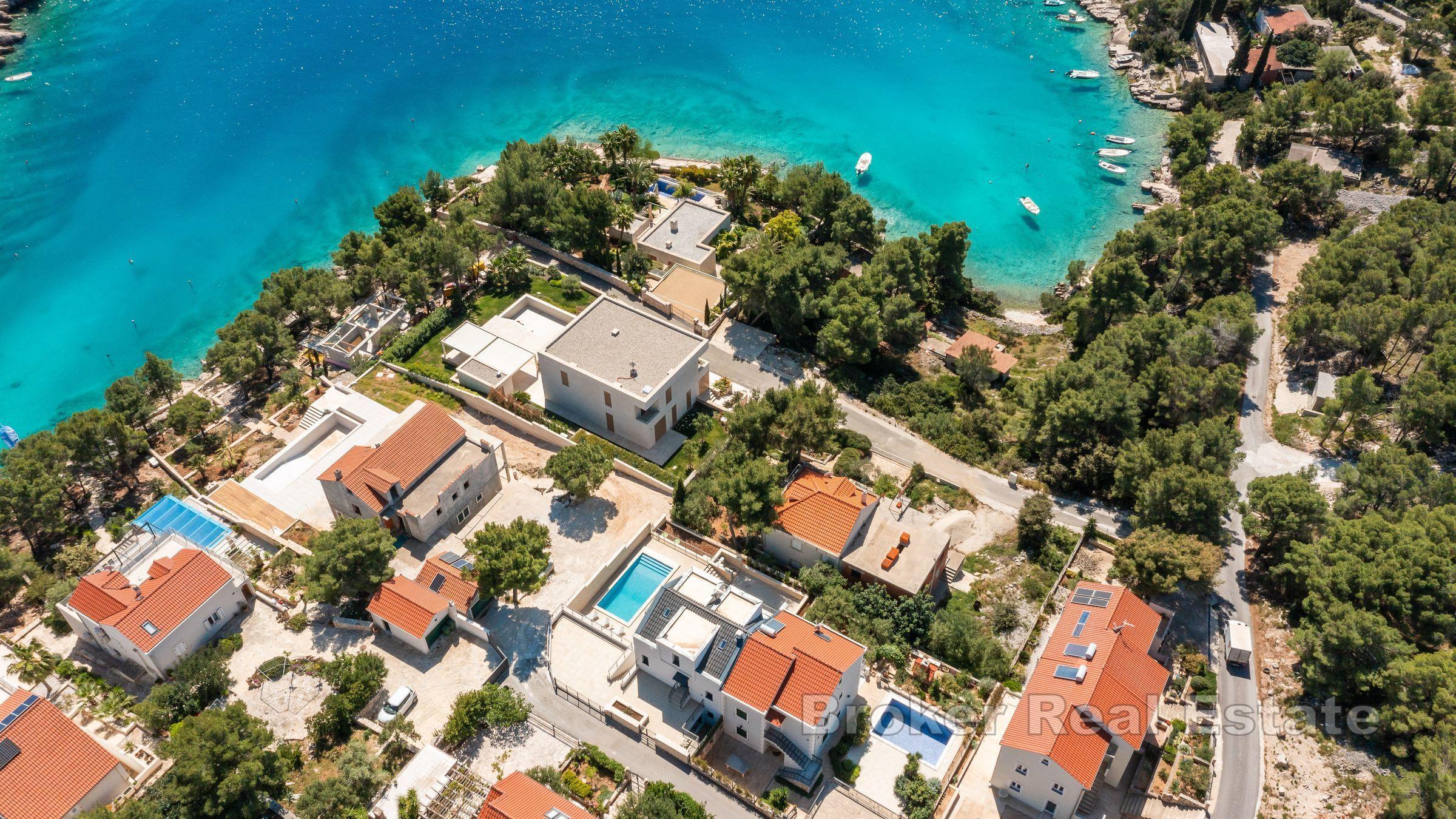 Villa moderna con vista mare