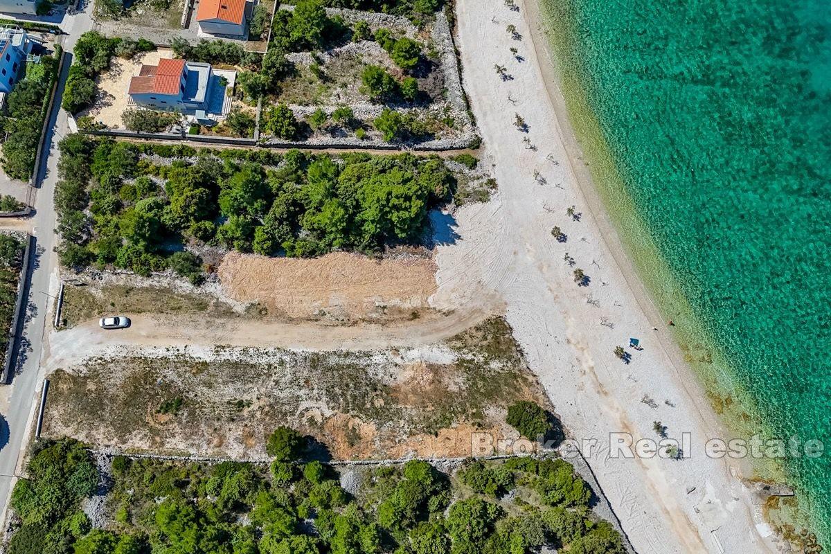 Terrain attrayant, première rangée de la mer