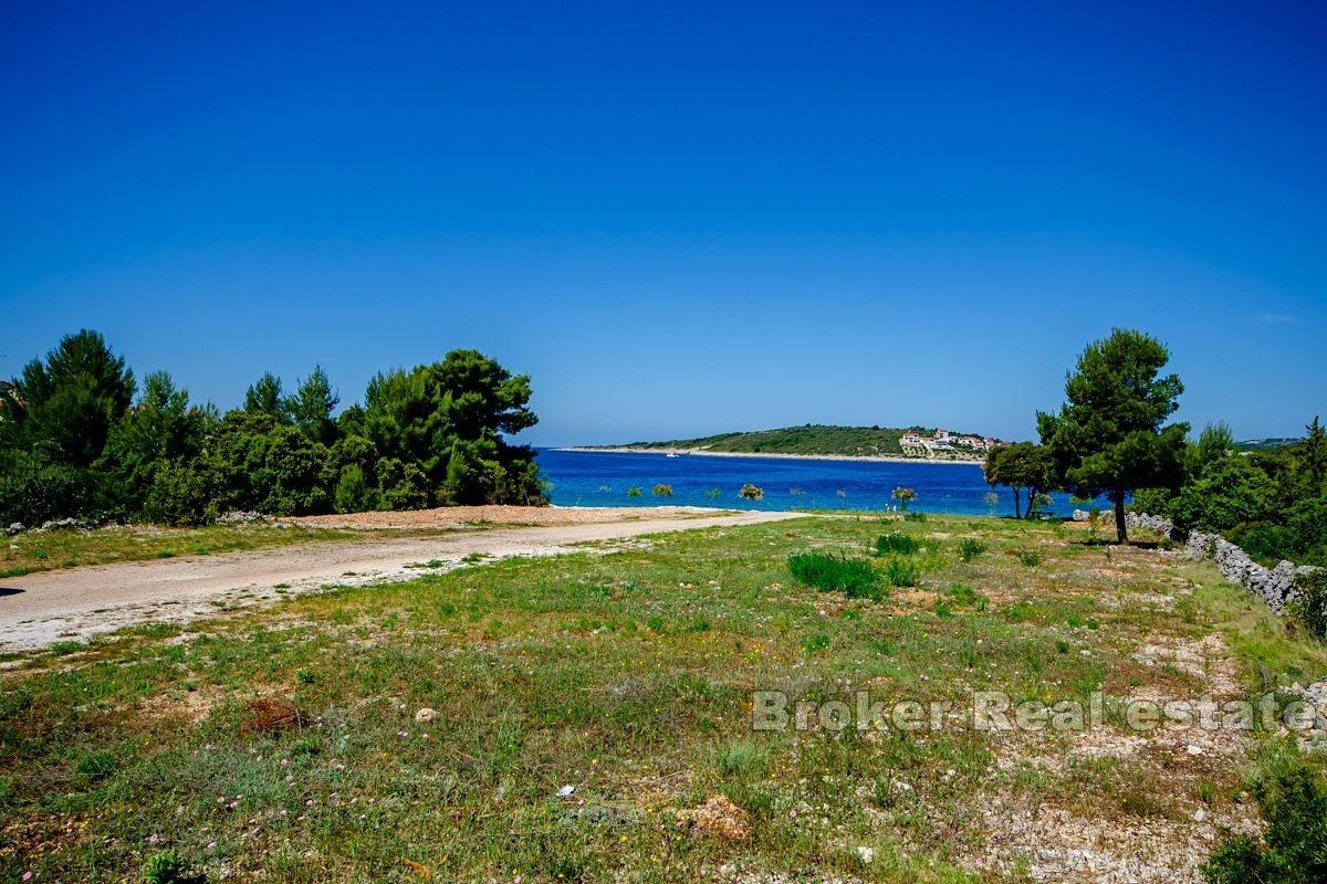 Terrain attrayant, première rangée de la mer