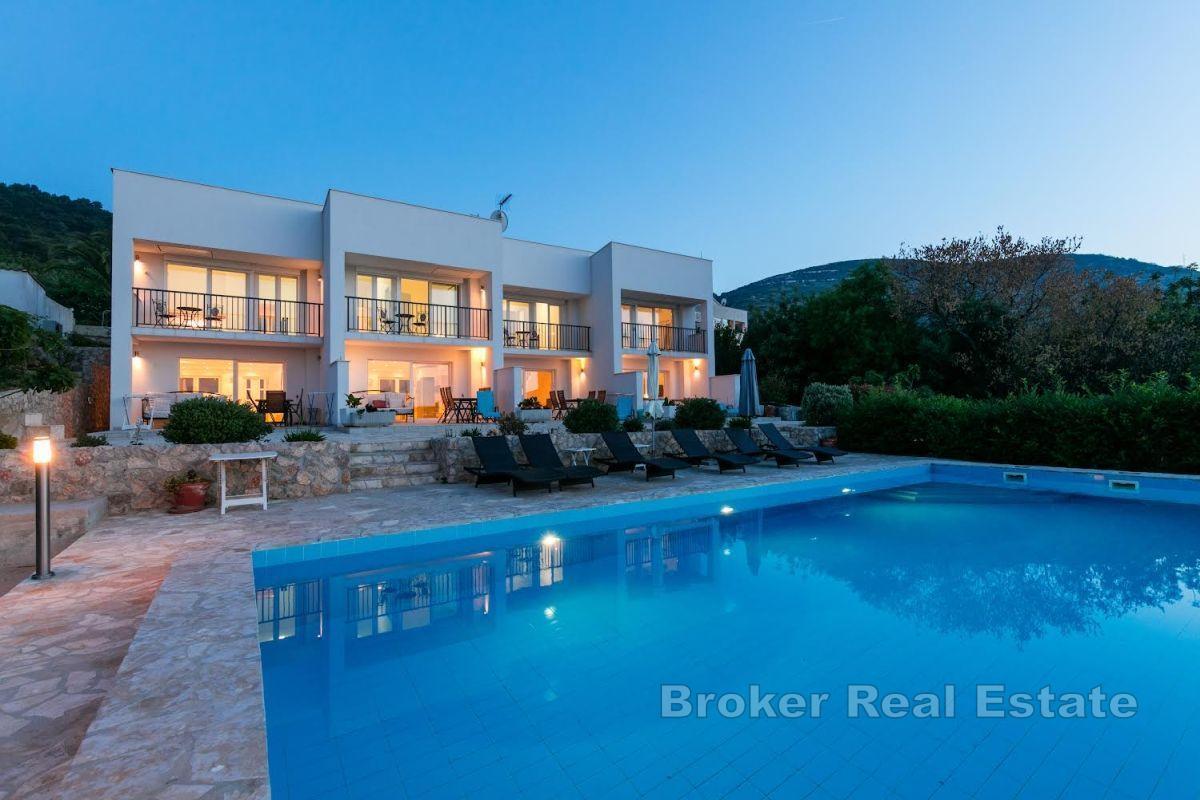 Casa con appartamenti con piscina