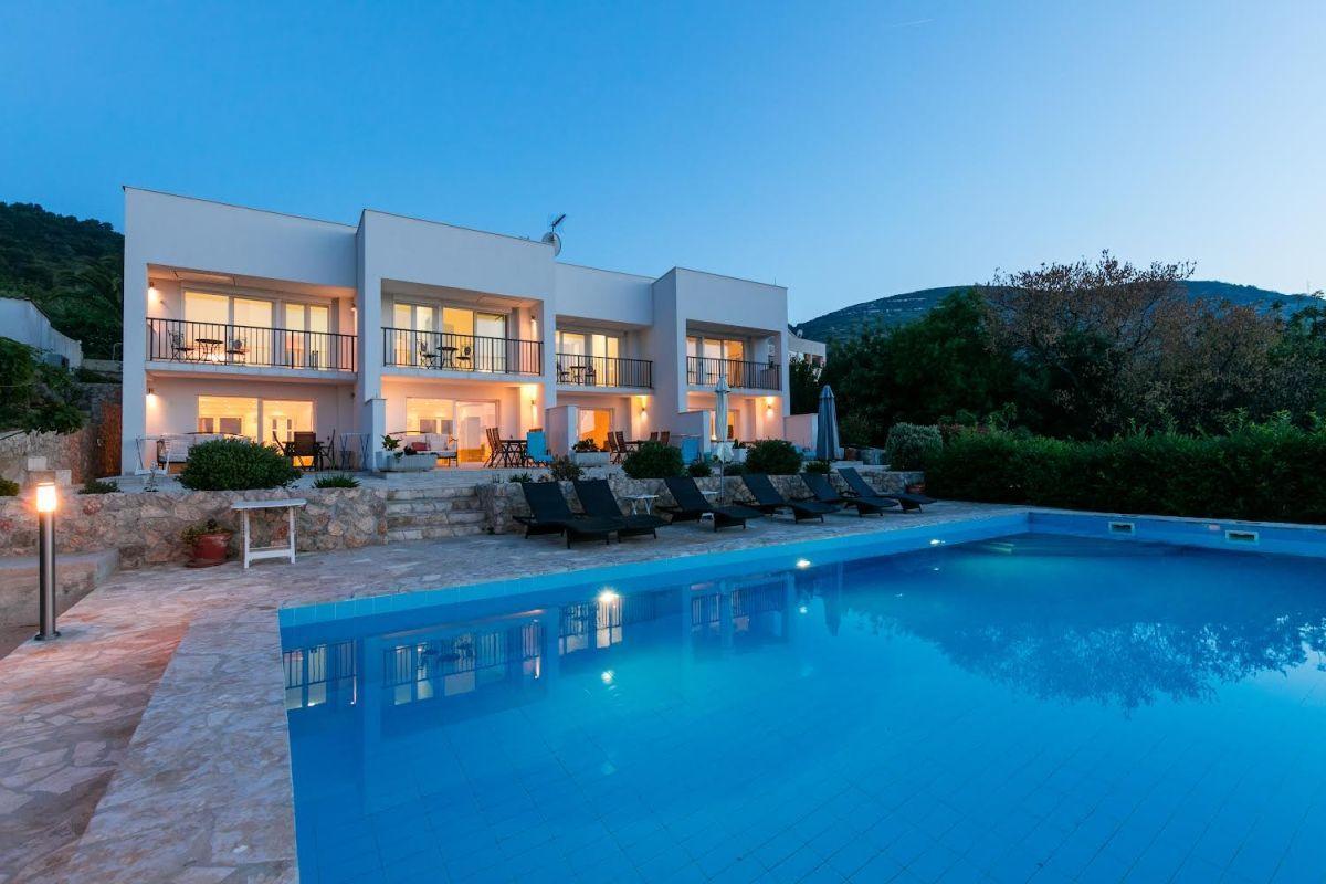 Casa con appartamenti con piscina