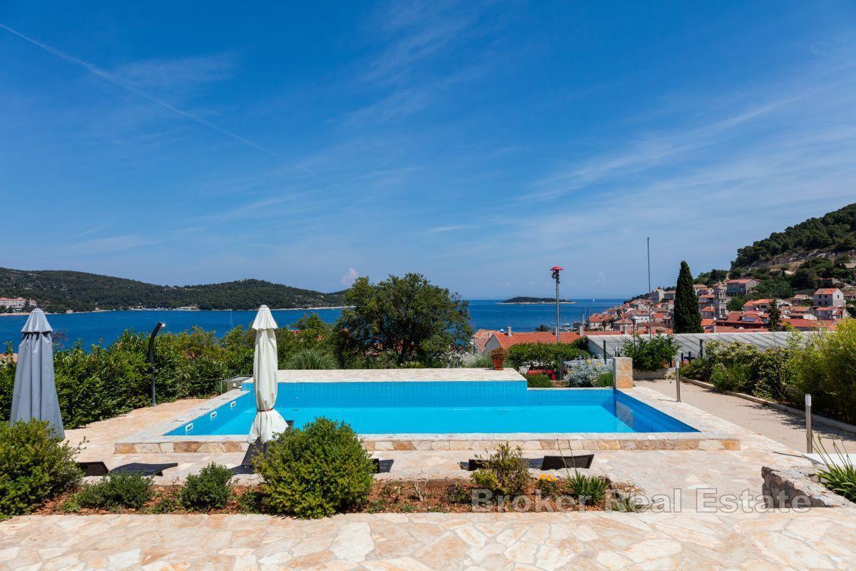 Casa con appartamenti con piscina