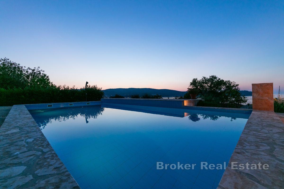 Casa con appartamenti con piscina