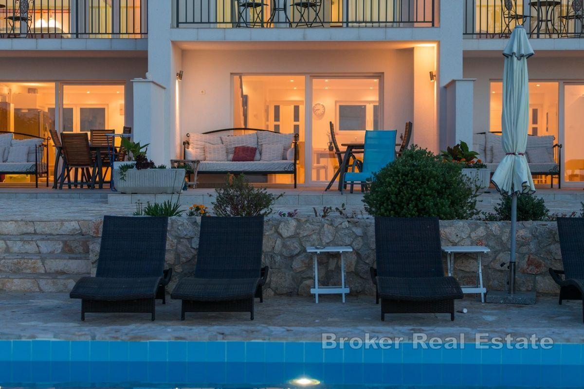 Casa con appartamenti con piscina