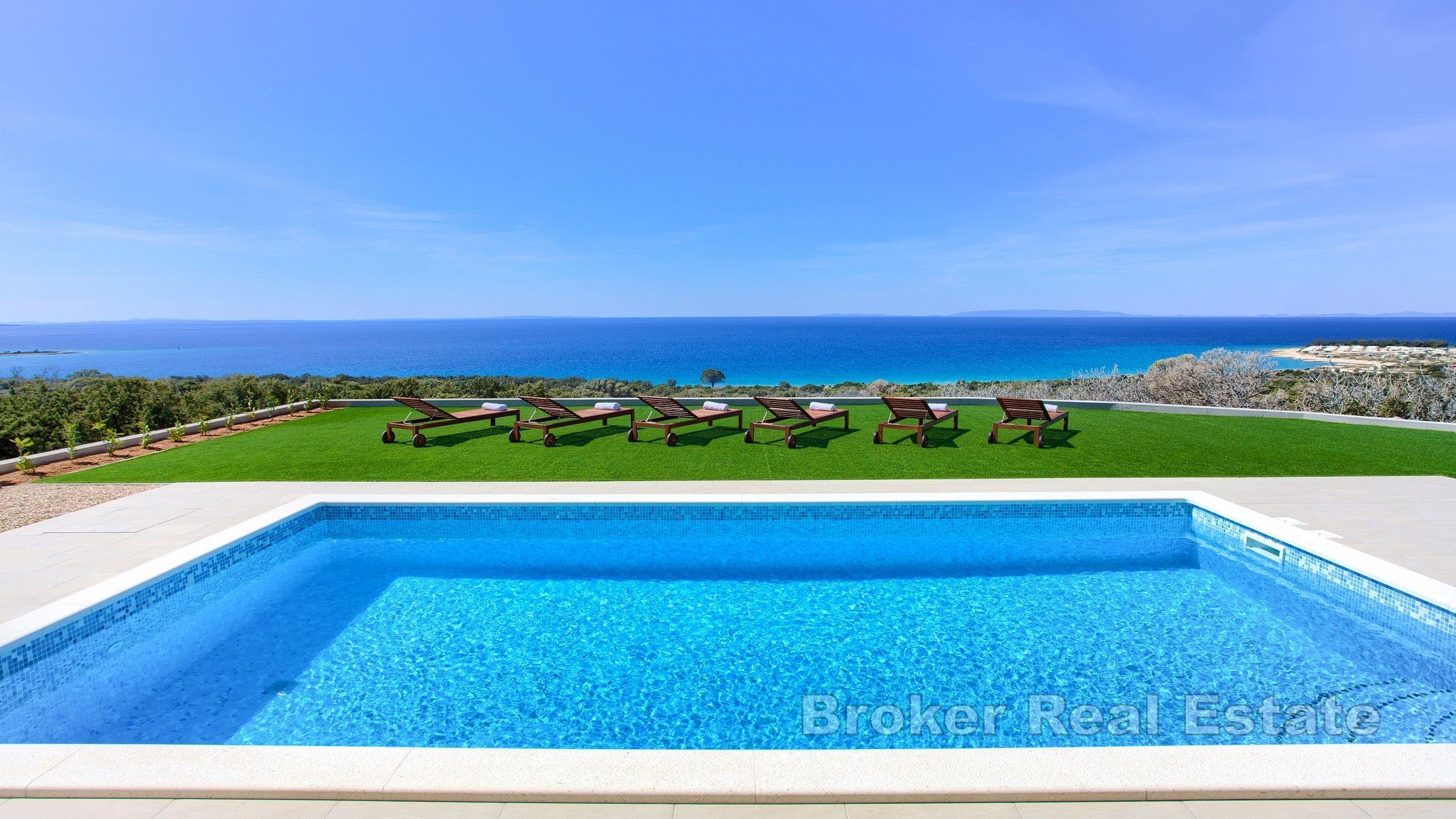 Eine moderne Villa mit Panoramablick auf das Meer