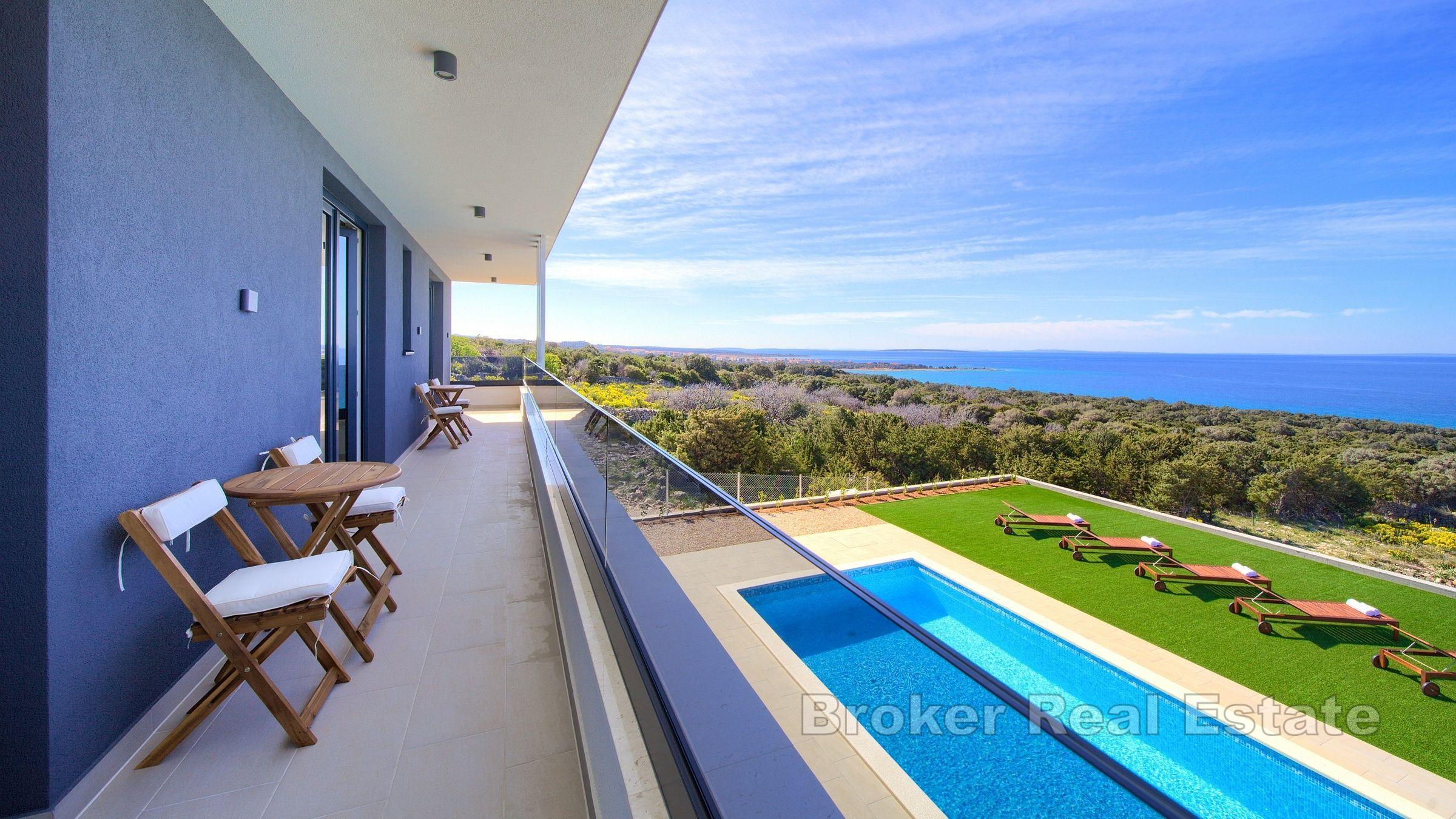Eine moderne Villa mit Panoramablick auf das Meer