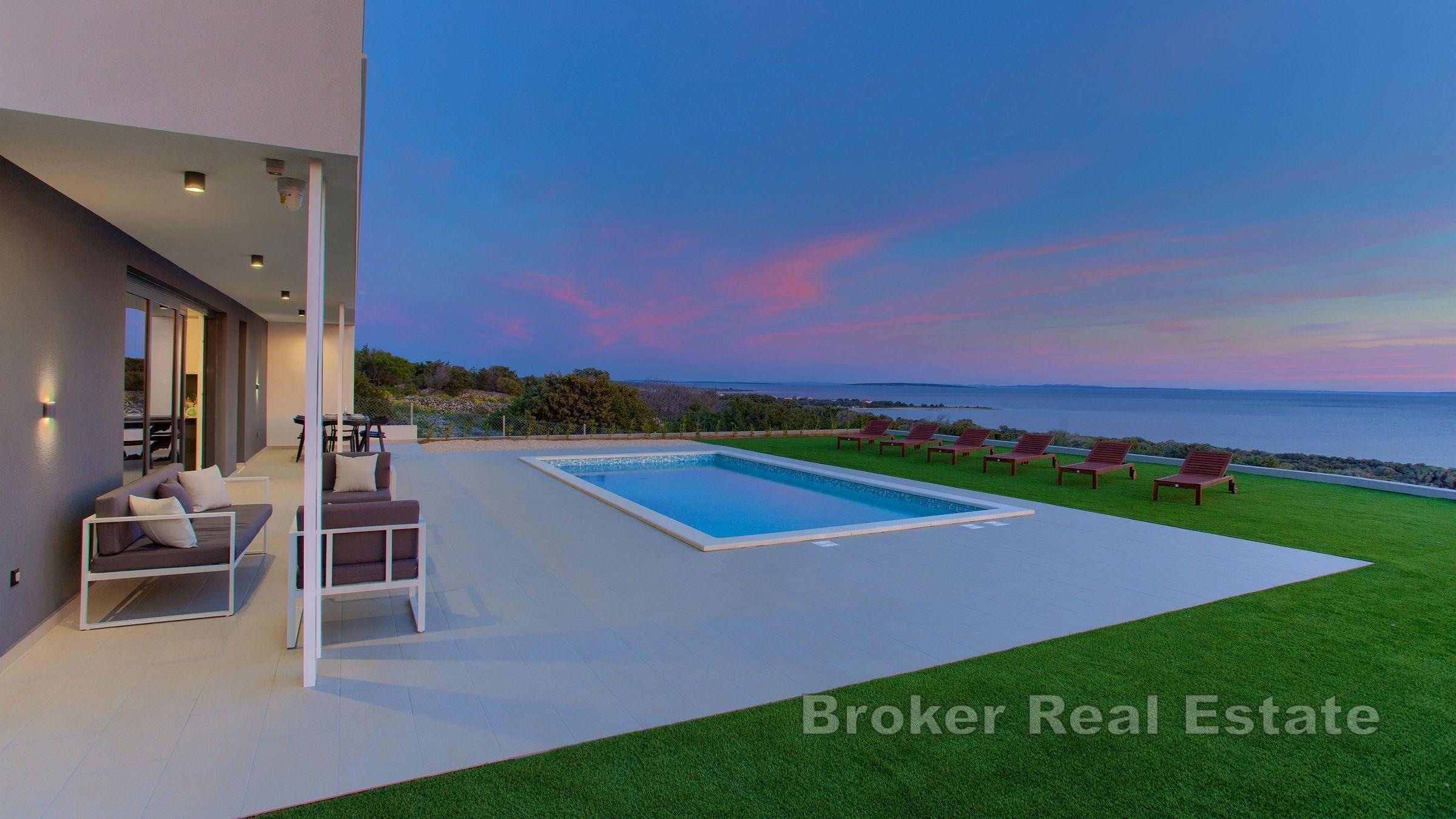 Eine moderne Villa mit Panoramablick auf das Meer
