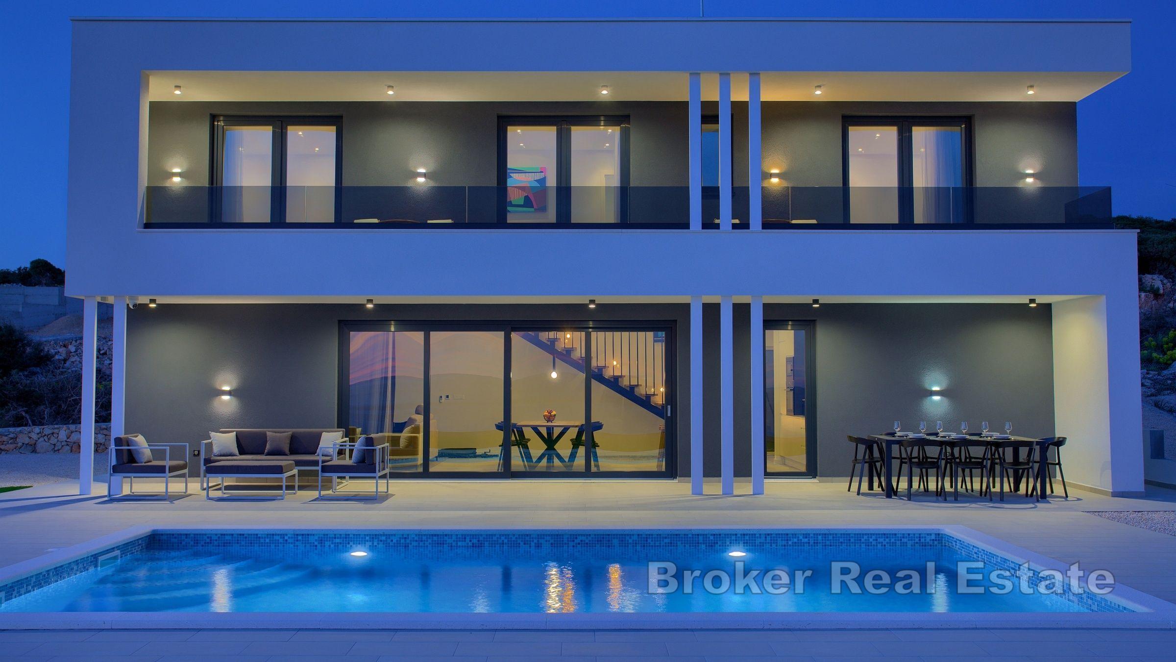 Eine moderne Villa mit Panoramablick auf das Meer