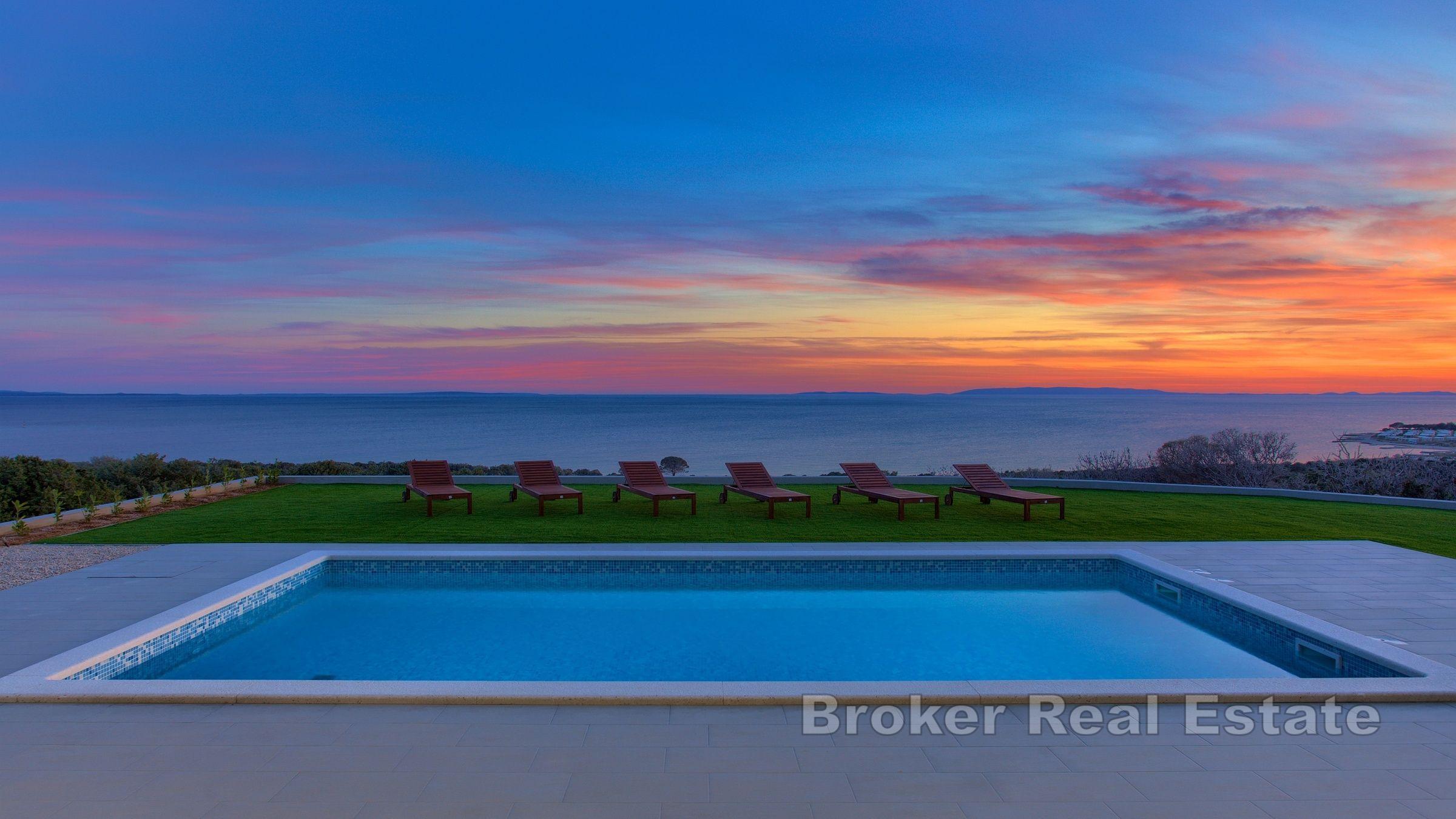 Eine moderne Villa mit Panoramablick auf das Meer