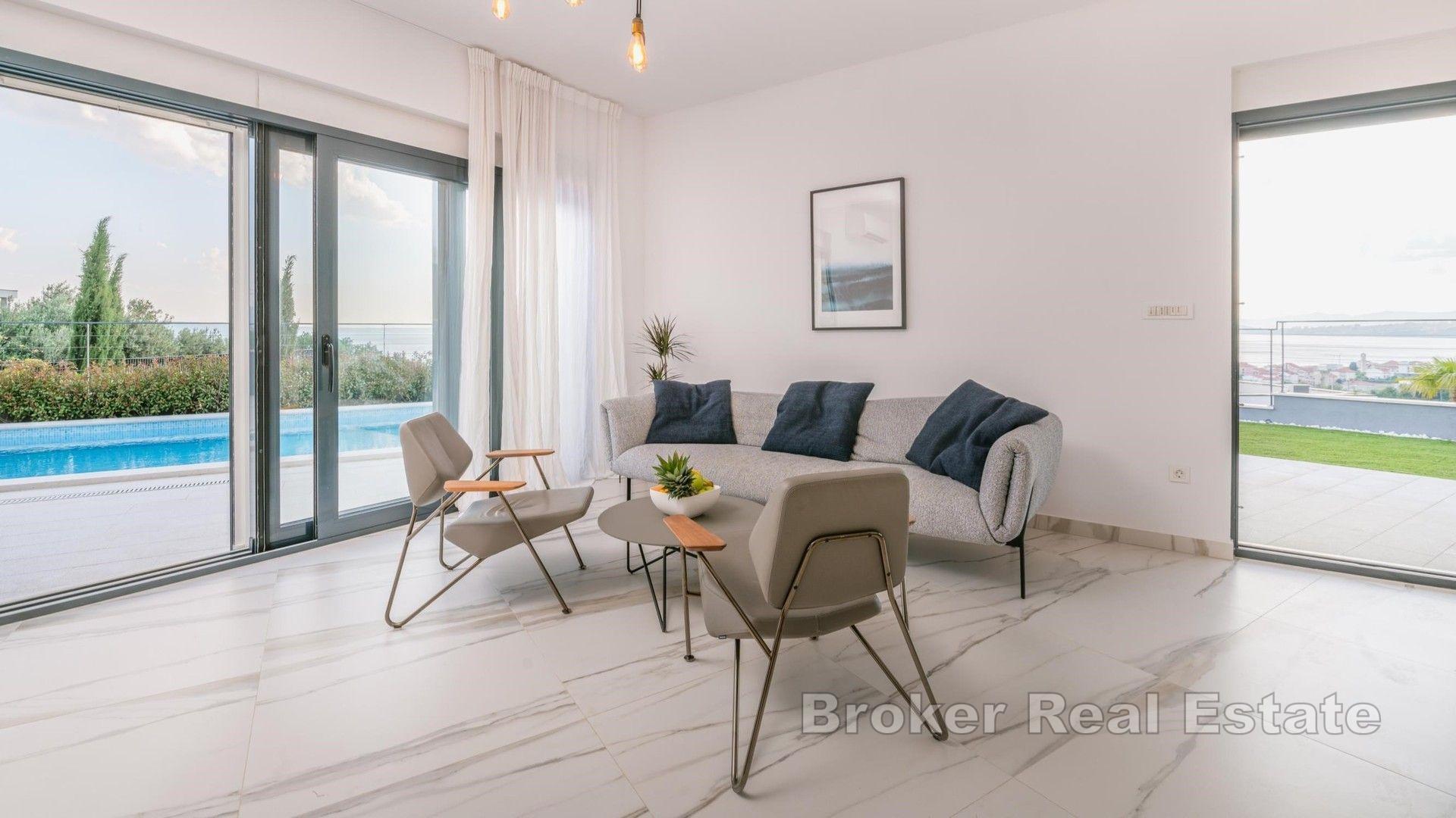 Moderne Villa mit Pool und Meerblick