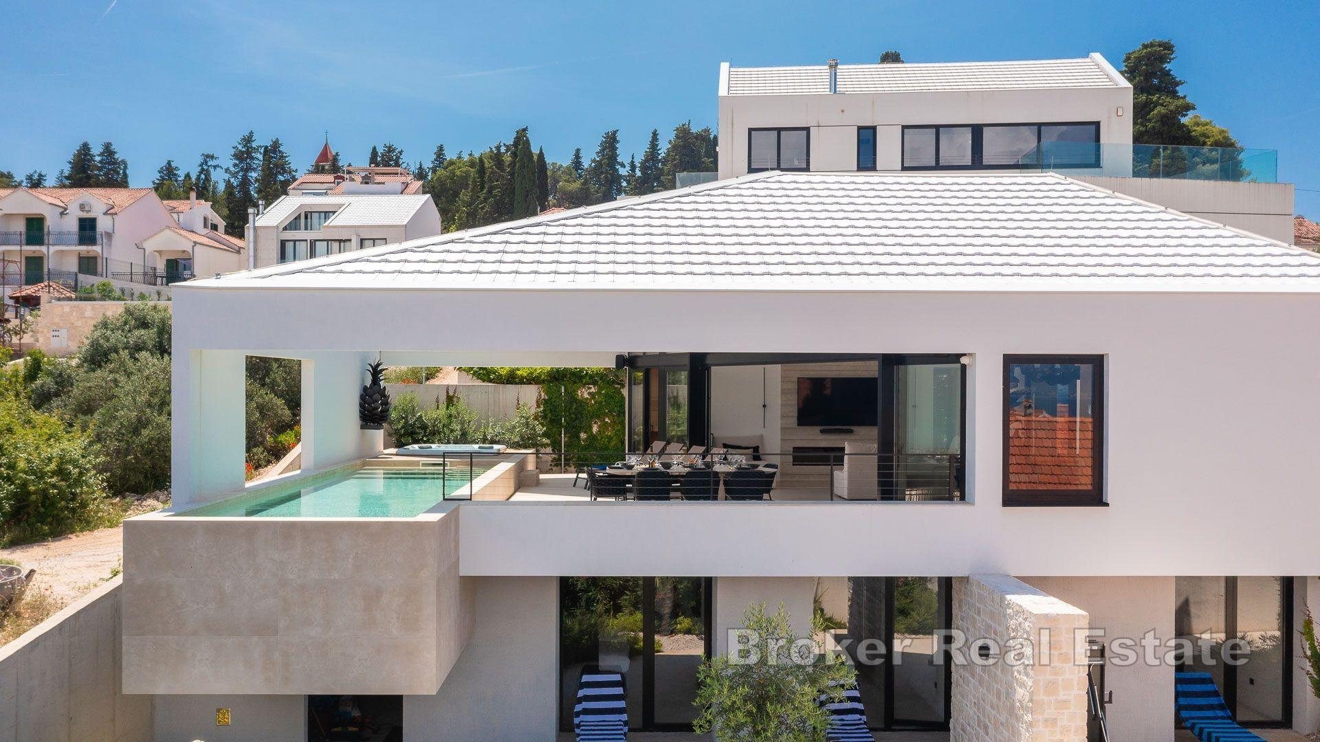 Moderní vila na vyvýšeném místě s výhledem na moře