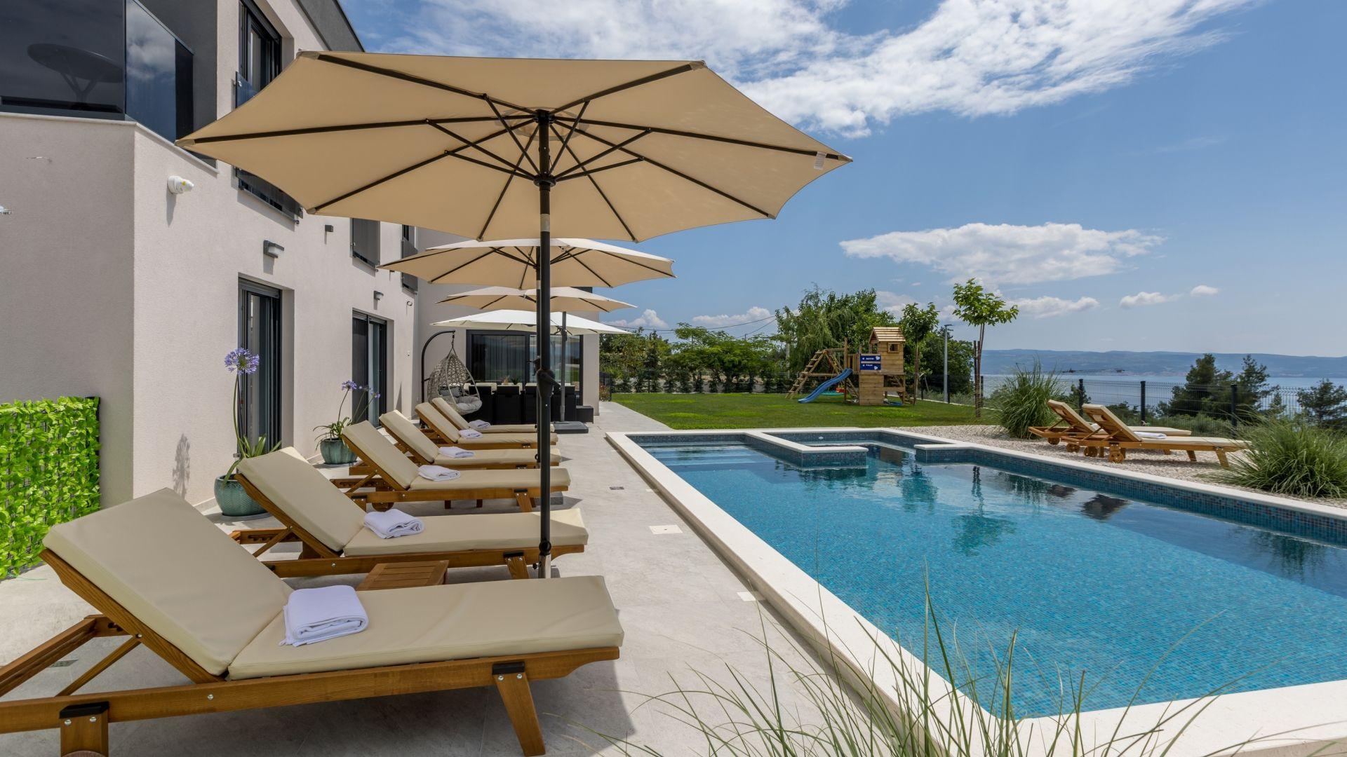 Villa mit Pool und Panoramablick aufs Meer