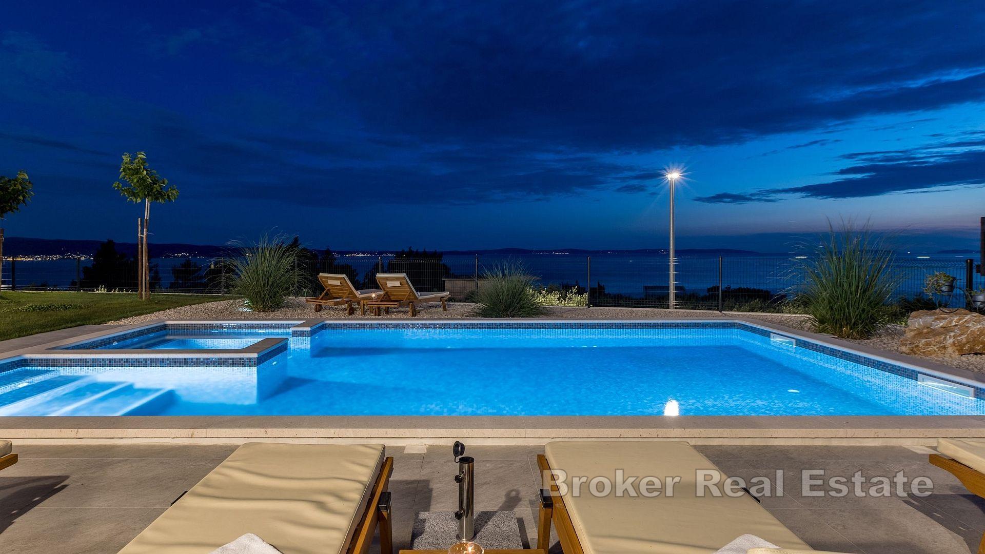 Villa mit Pool und Panoramablick aufs Meer