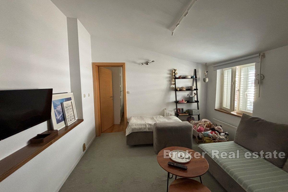 Modernes Apartment mit zwei Schlafzimmern und Meerblick