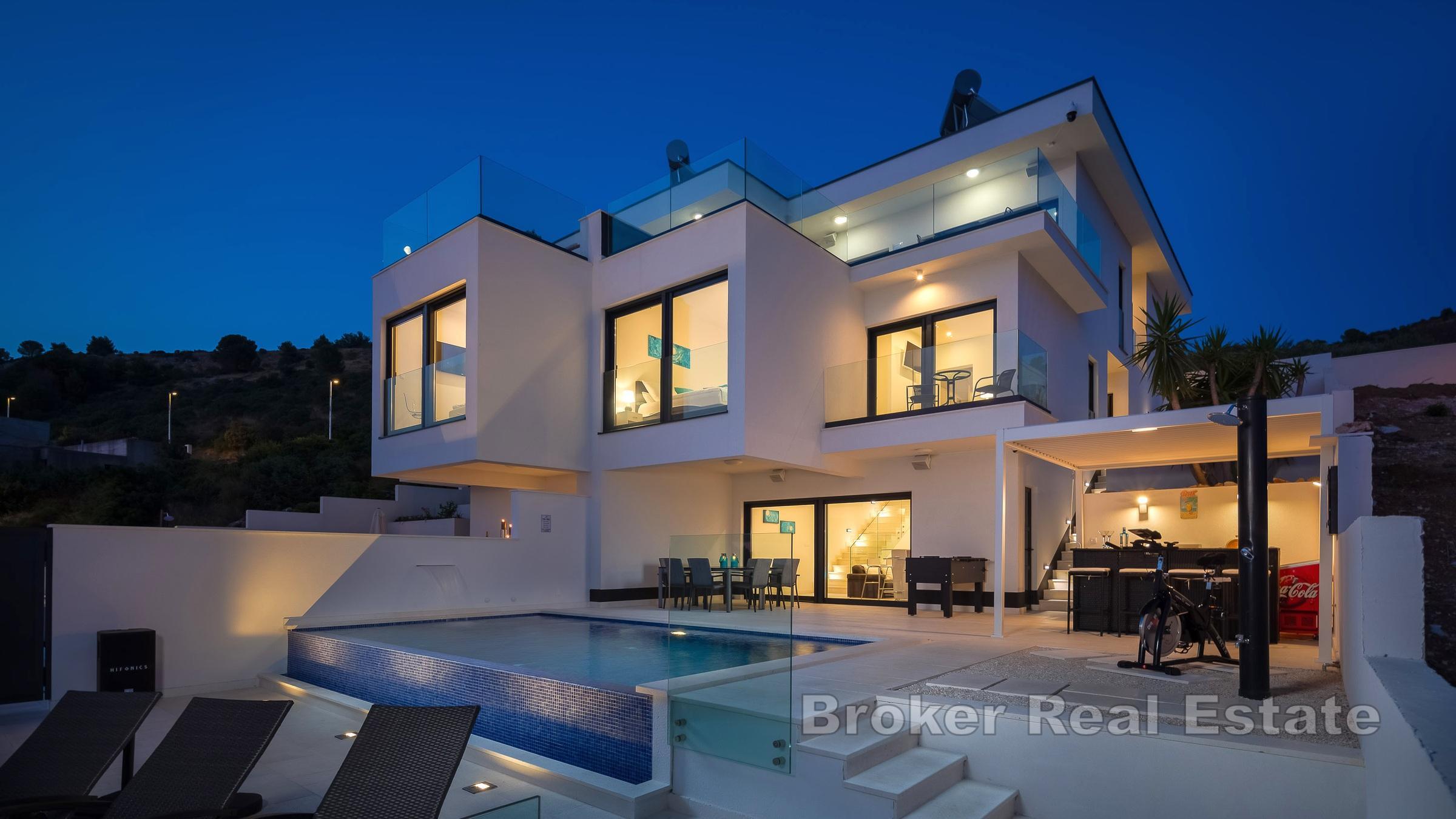 Vacker modern villa med pool och havsutsikt