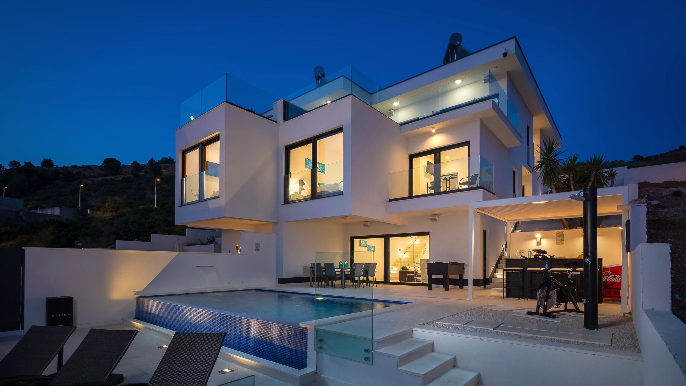 Vacker modern villa med pool och havsutsikt
