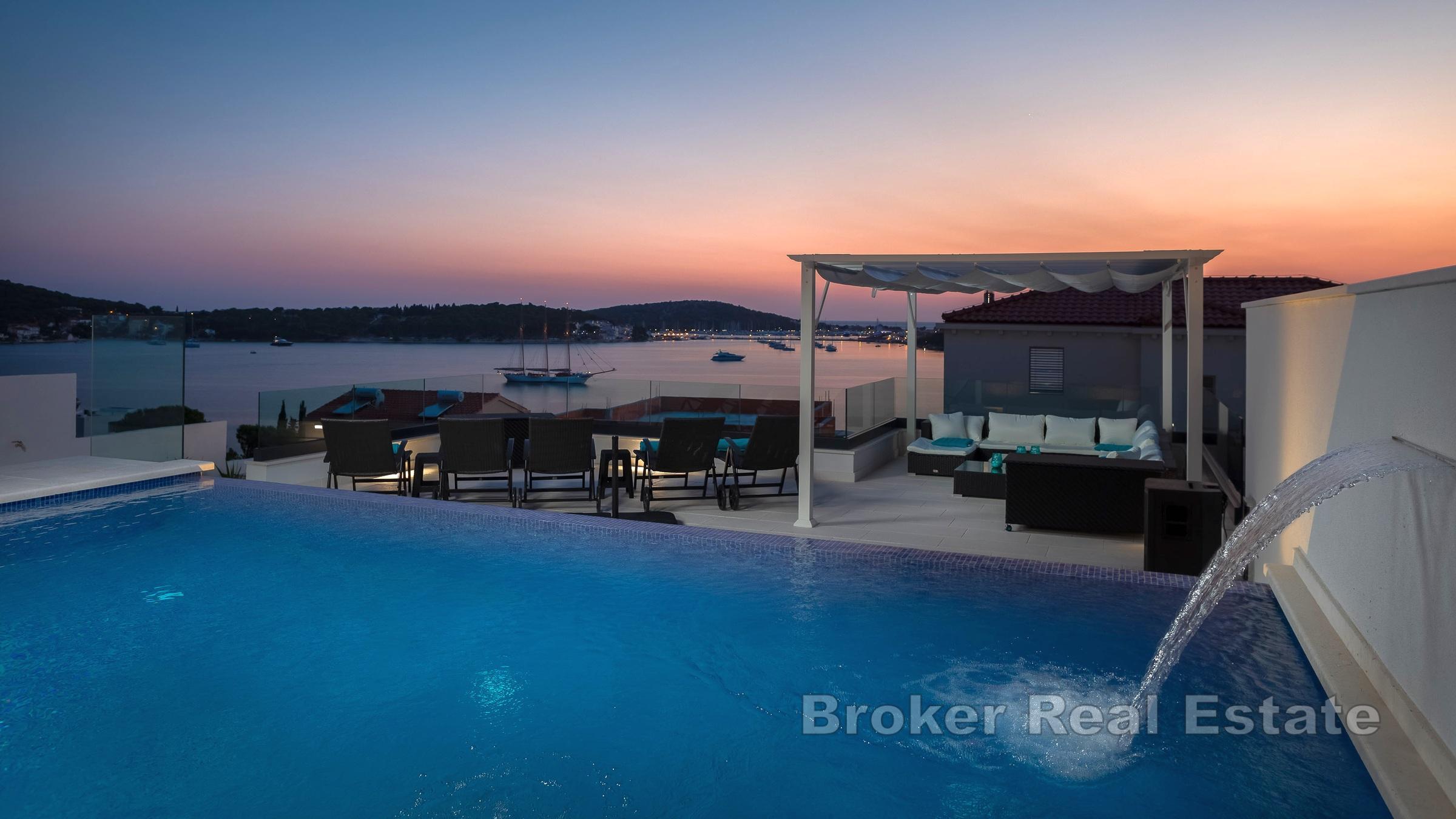 Vacker modern villa med pool och havsutsikt