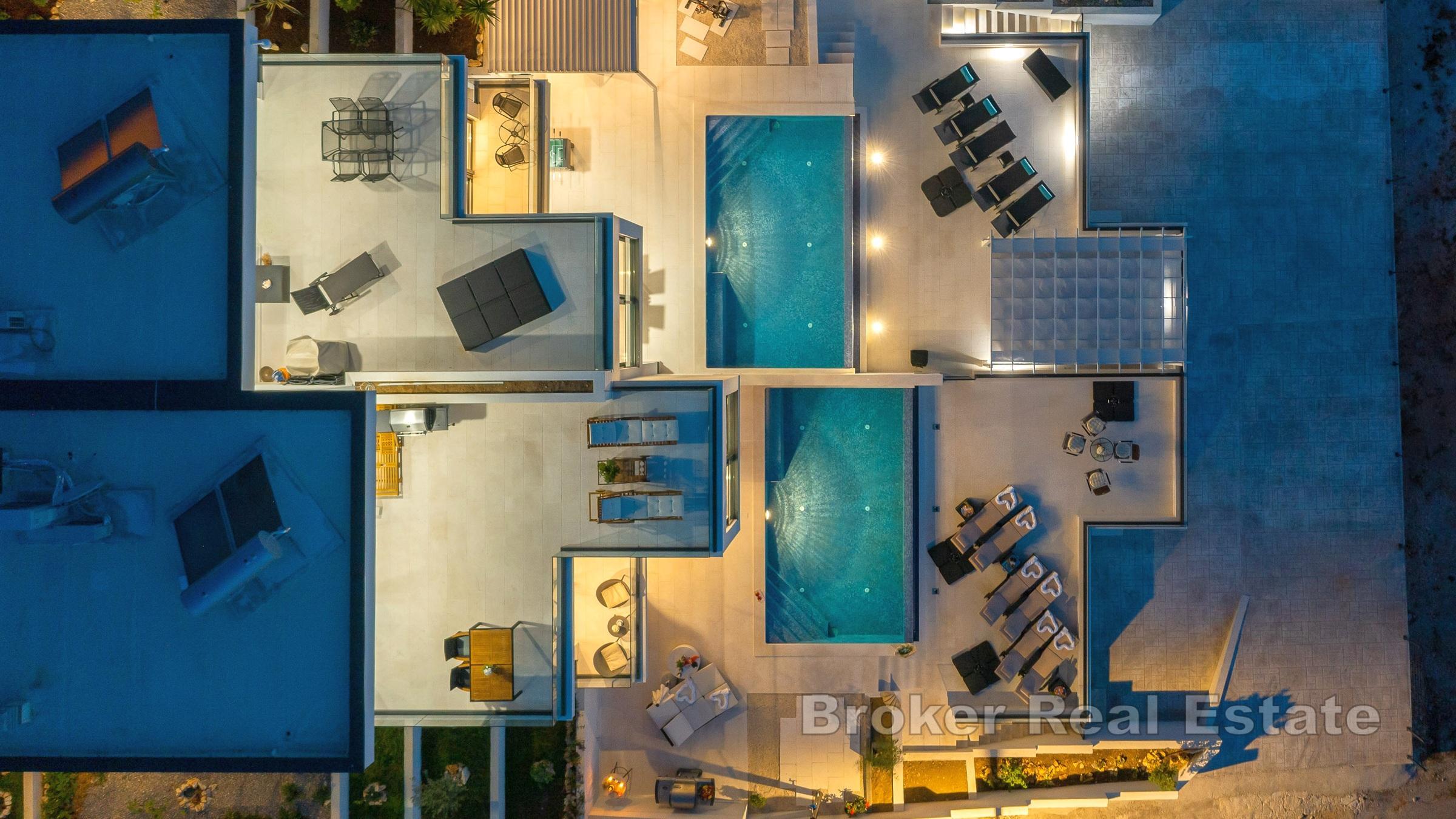 Vacker modern villa med pool och havsutsikt