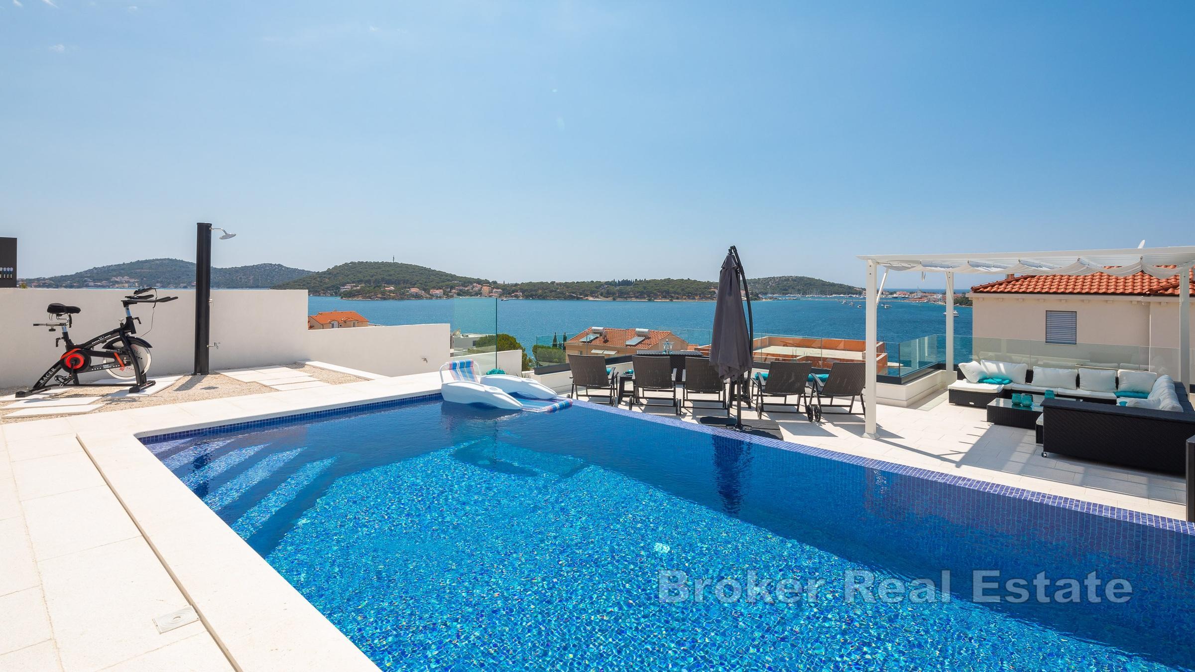 Vacker modern villa med pool och havsutsikt