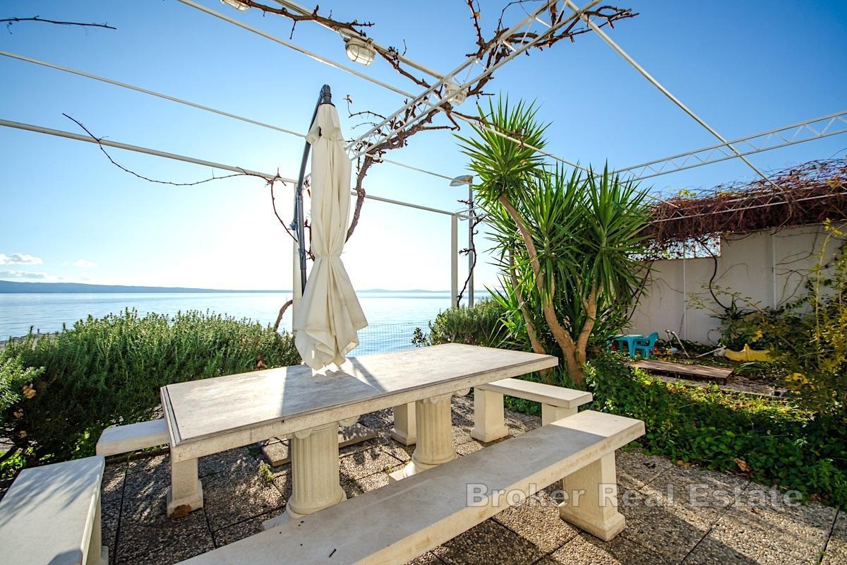 Maison avec appartements en première rangée de la mer