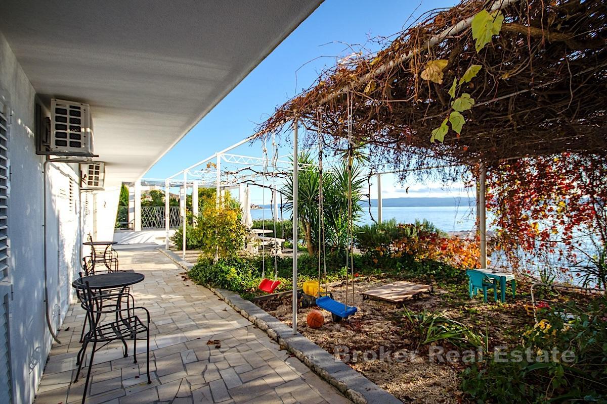 Maison avec appartements en première rangée de la mer