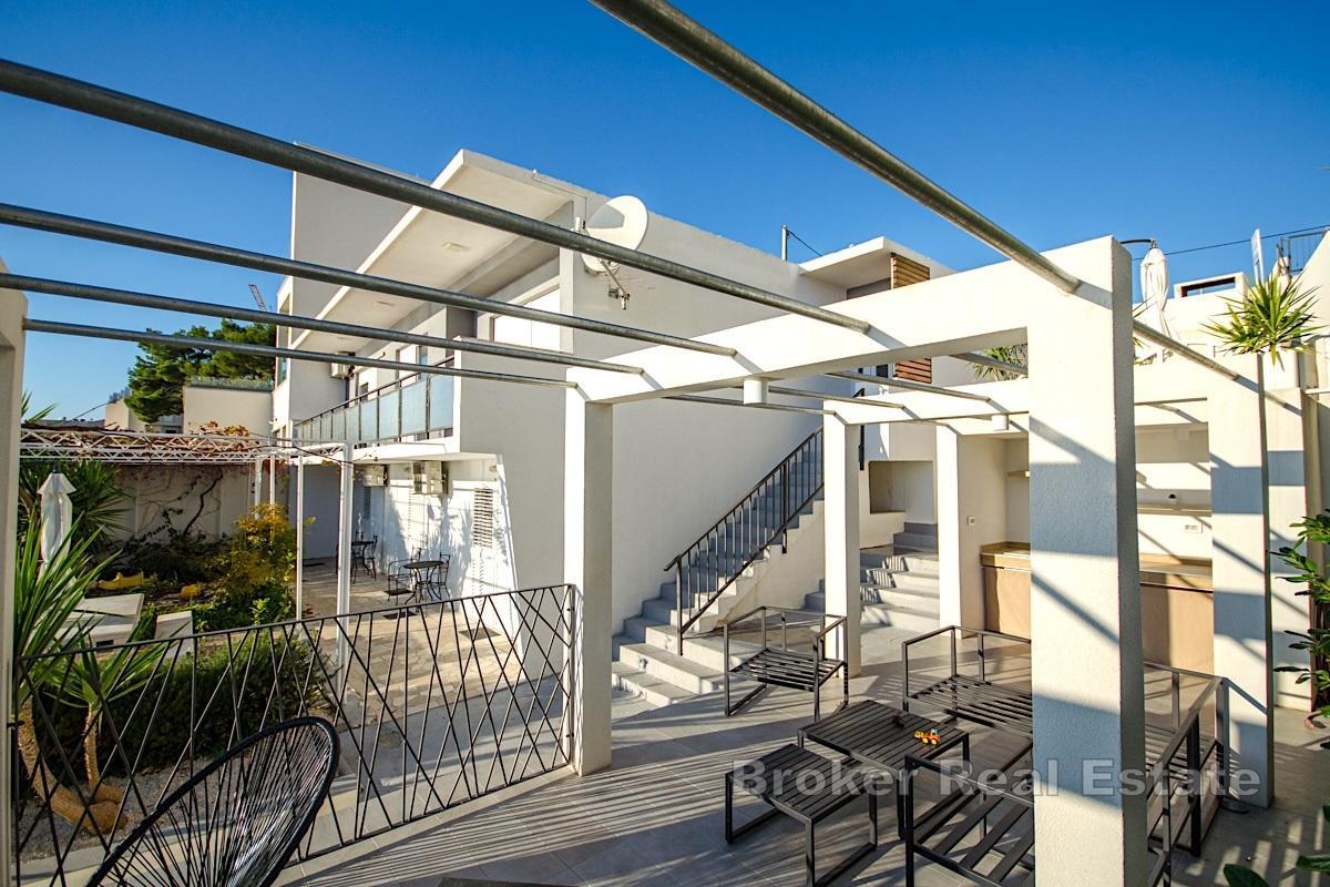 Maison avec appartements en première rangée de la mer