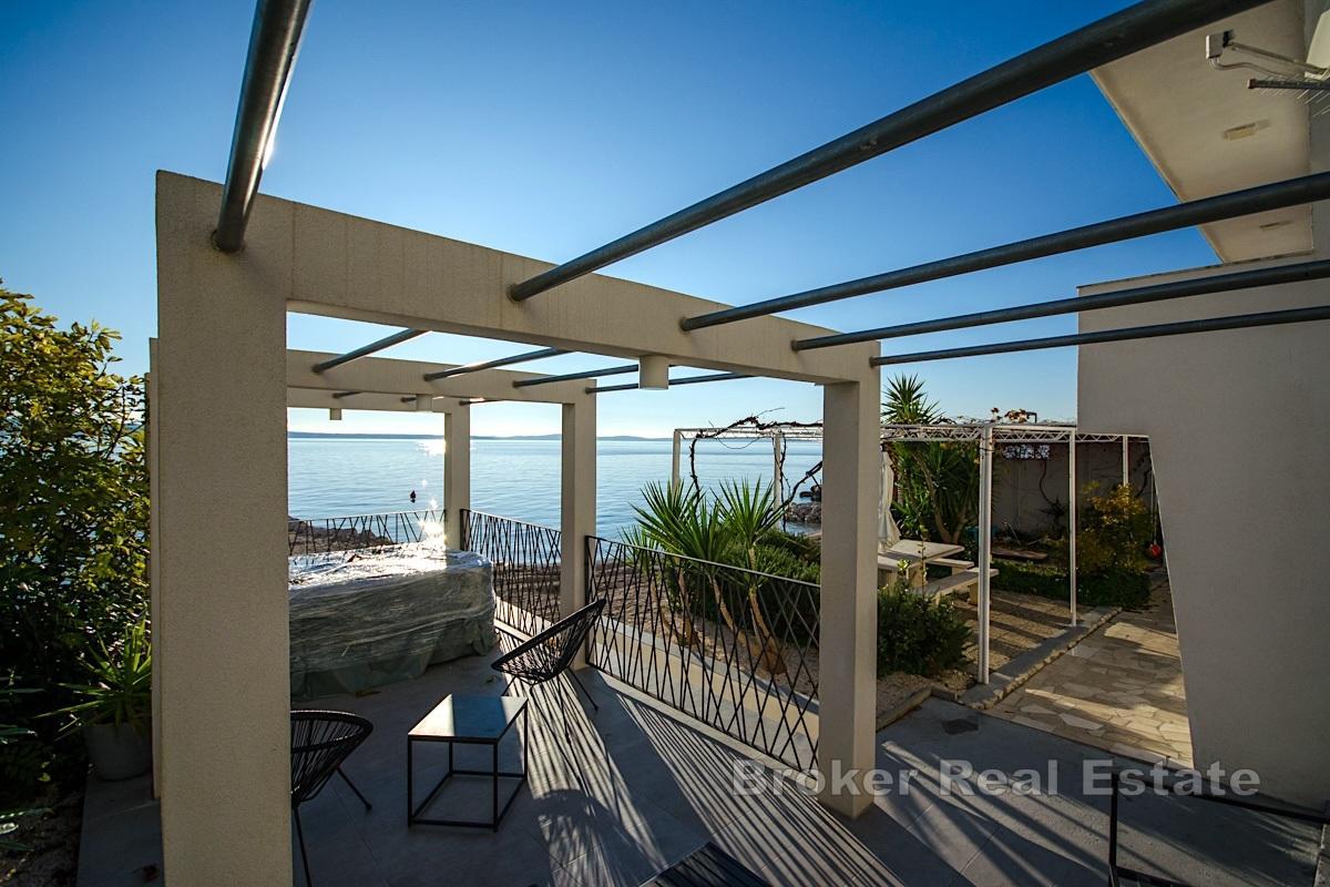 Maison avec appartements en première rangée de la mer