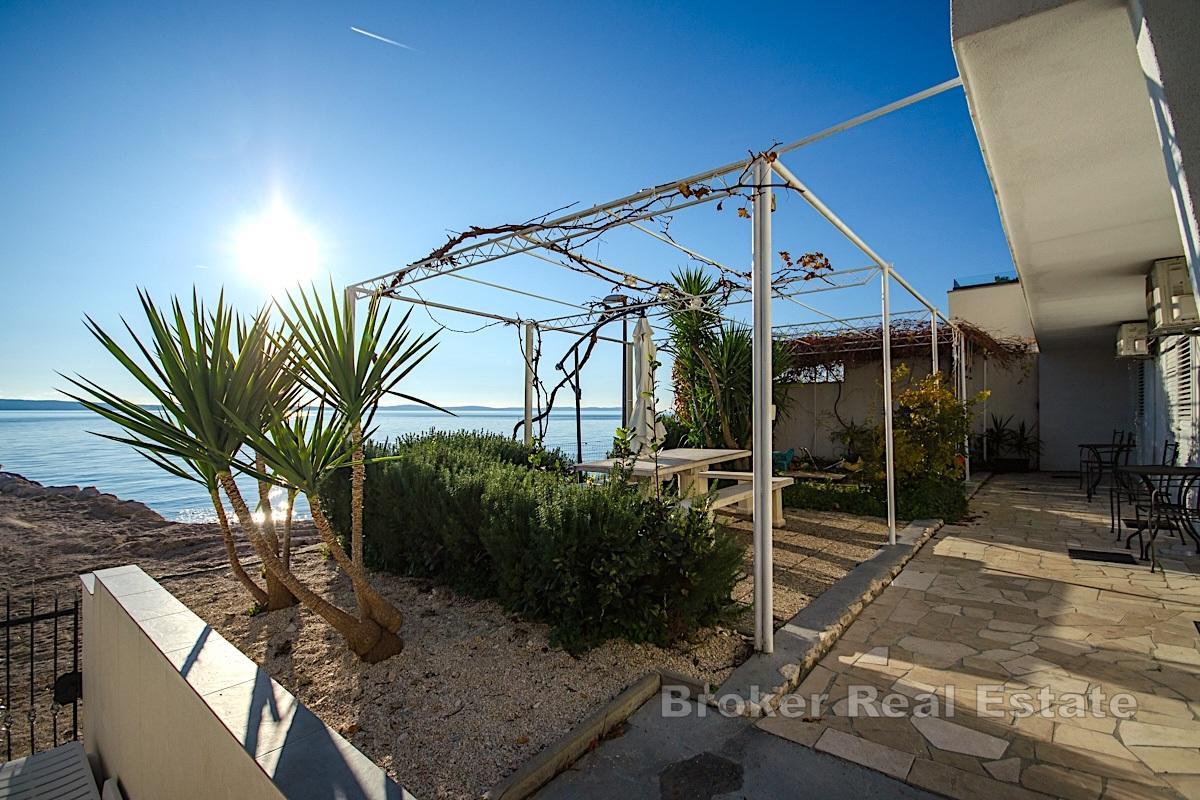 Maison avec appartements en première rangée de la mer