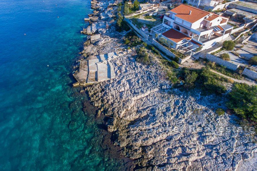 House / villa, spacious with several apartments at seafront