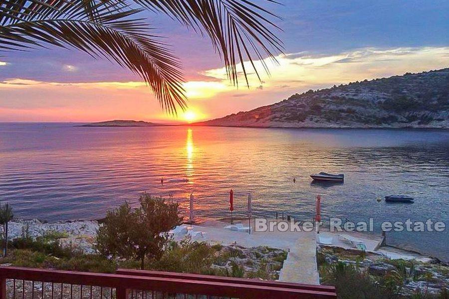 House / villa, spacious with several apartments at seafront