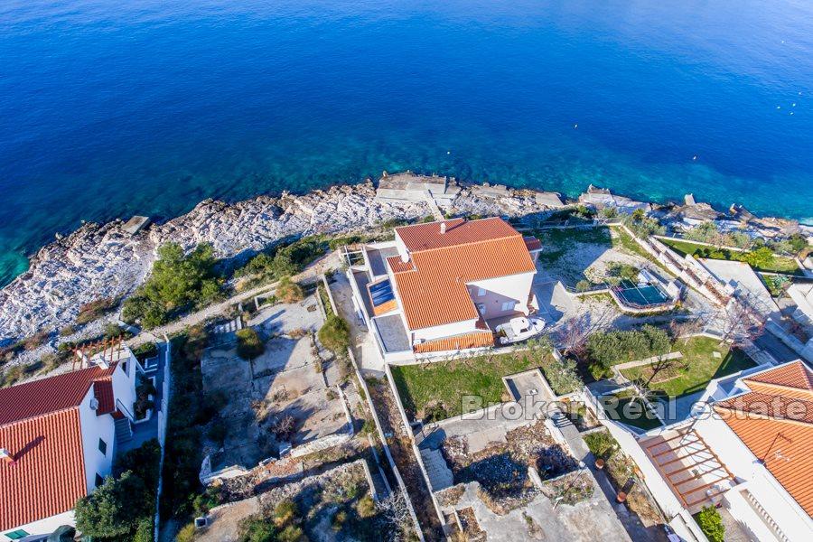 House / villa, spacious with several apartments at seafront