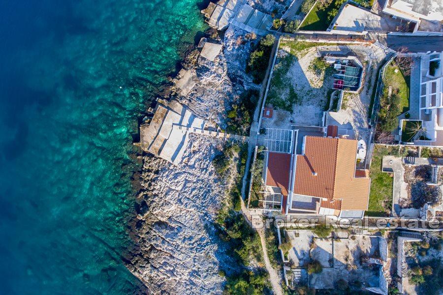 House / villa, spacious with several apartments at seafront