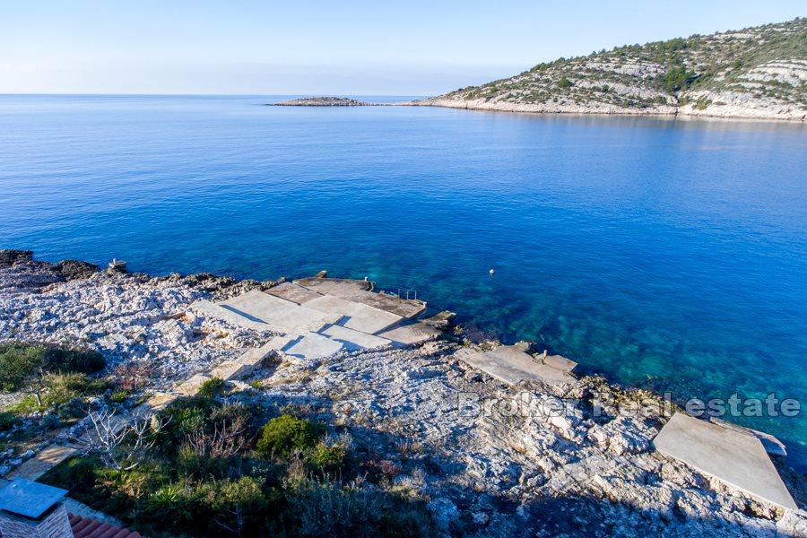 House / villa, spacious with several apartments at seafront