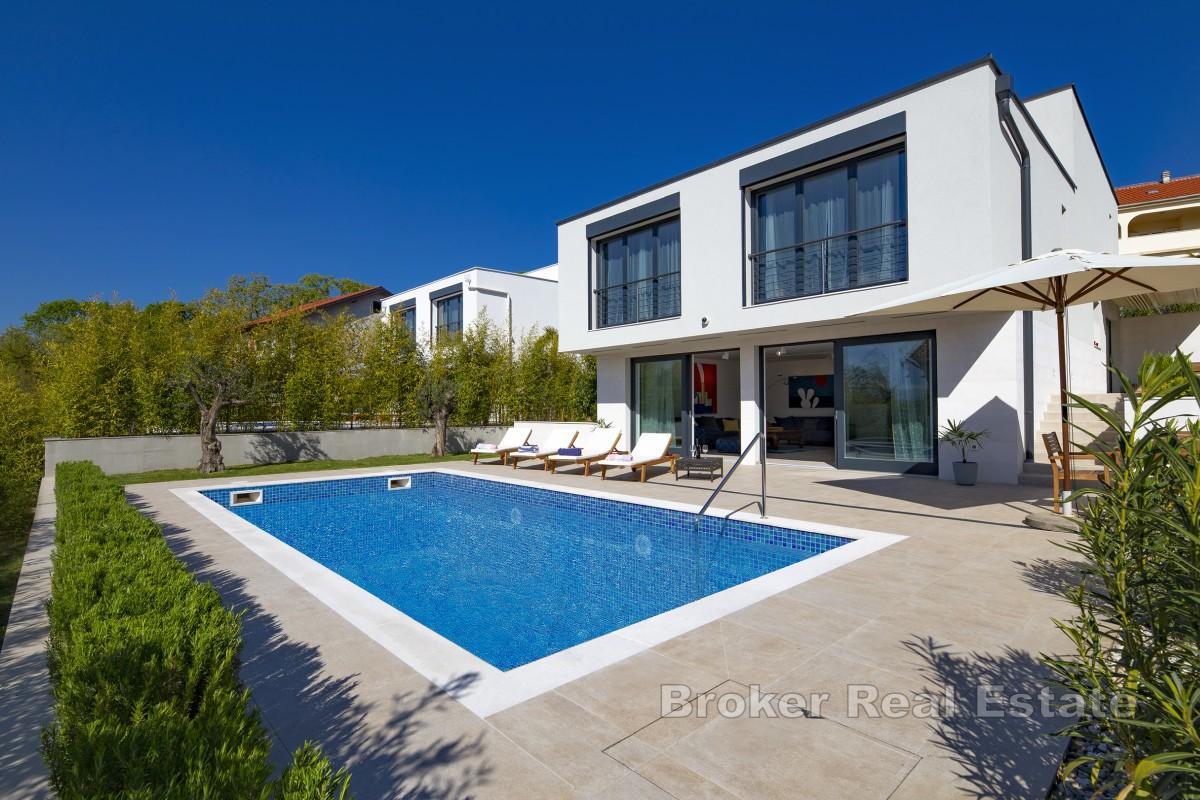 Villa moderna con piscina