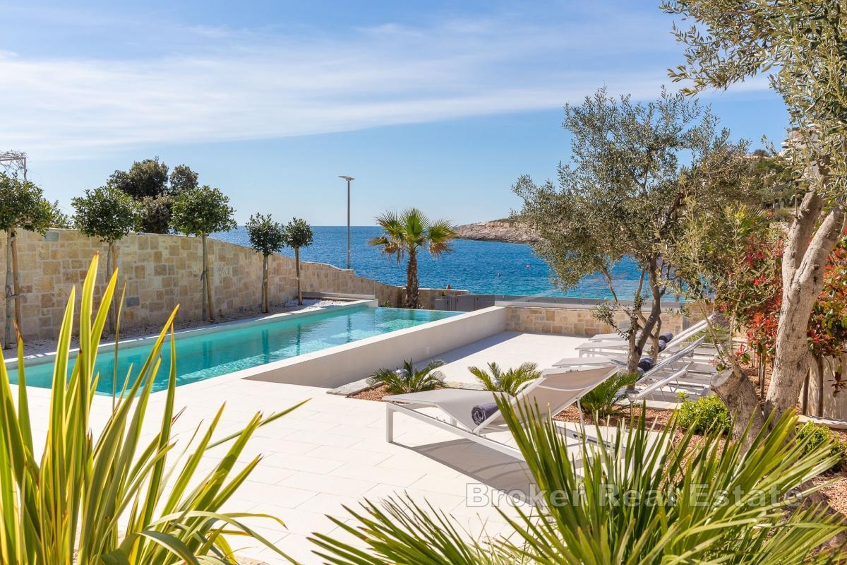 Villa avec piscine, première rangée de la mer