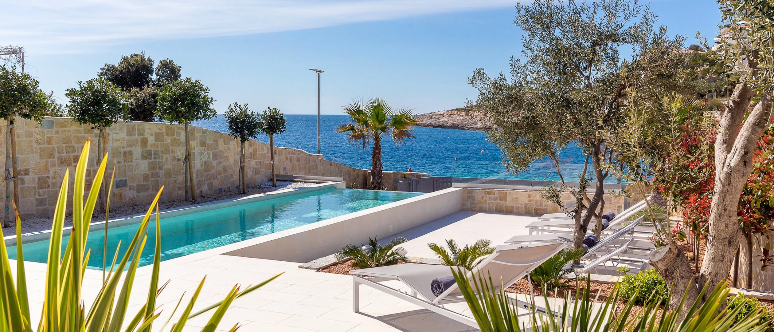 Villa with a pool in the first row to the sea