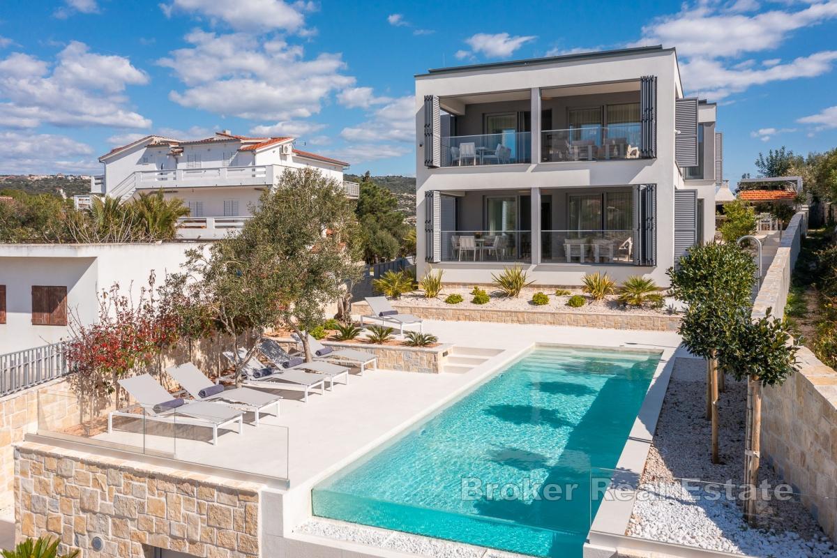 Villa avec piscine, première rangée de la mer