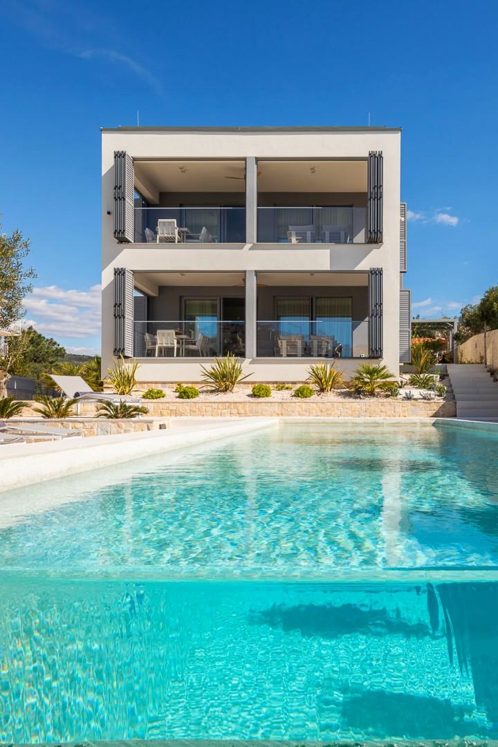 Villa with a pool in the first row to the sea