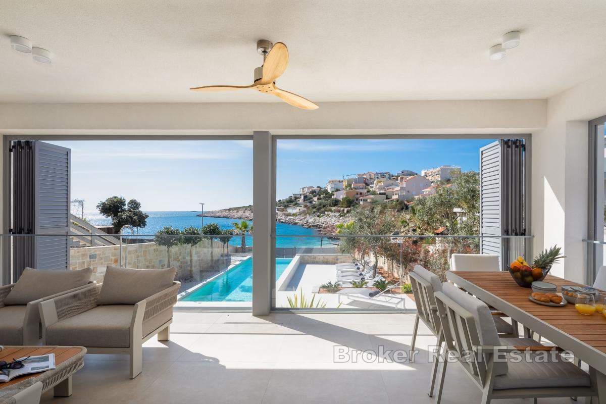 Villa avec piscine, première rangée de la mer