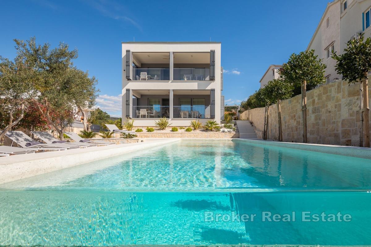 Villa avec piscine, première rangée de la mer