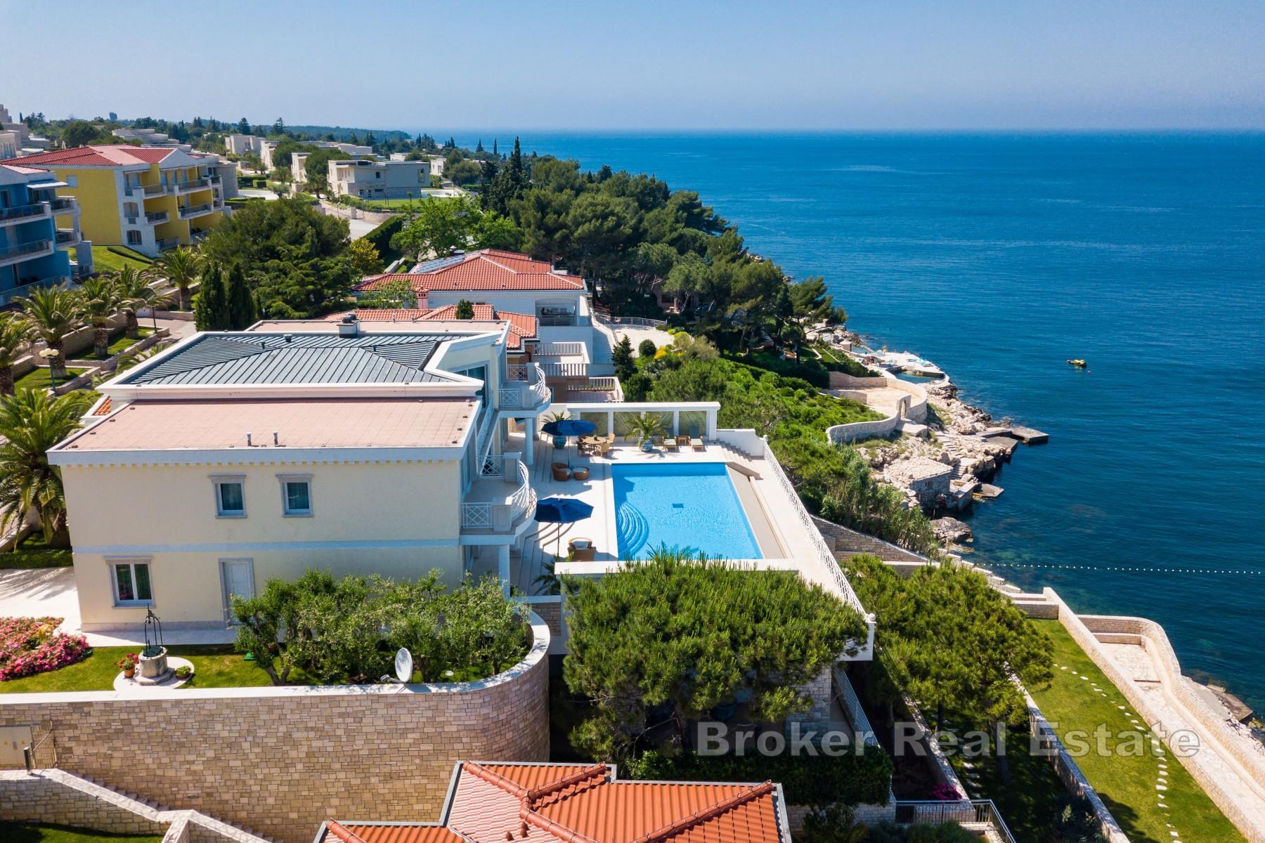 Luxuriöse Villa in erster Meeresreihe mit Panoramablick