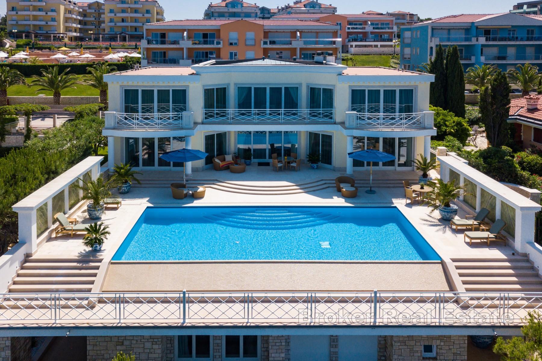 Luxuriöse Villa in erster Meeresreihe mit Panoramablick
