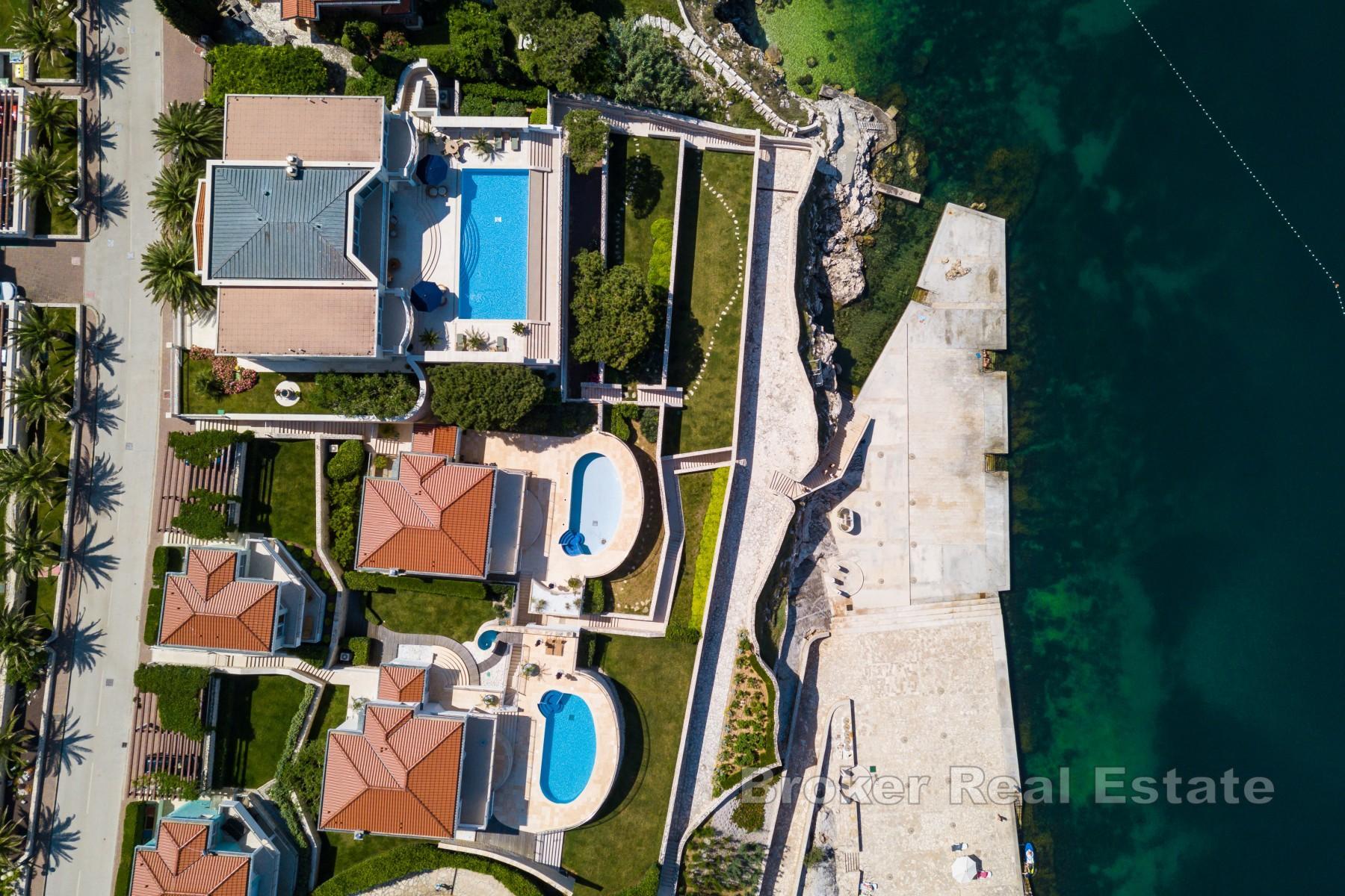 Luxuriöse Villa in erster Meeresreihe mit Panoramablick