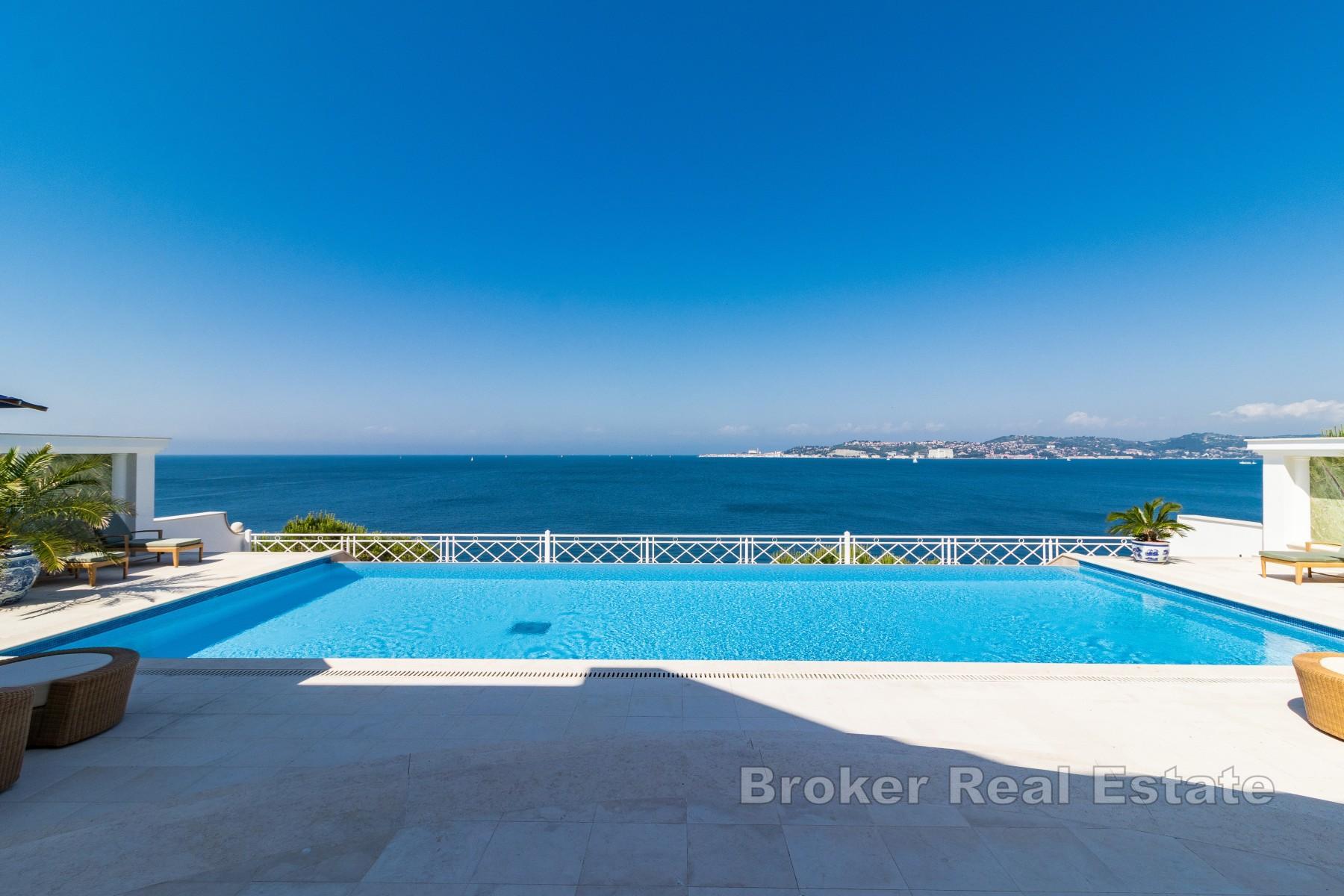 Luxuriöse Villa in erster Meeresreihe mit Panoramablick