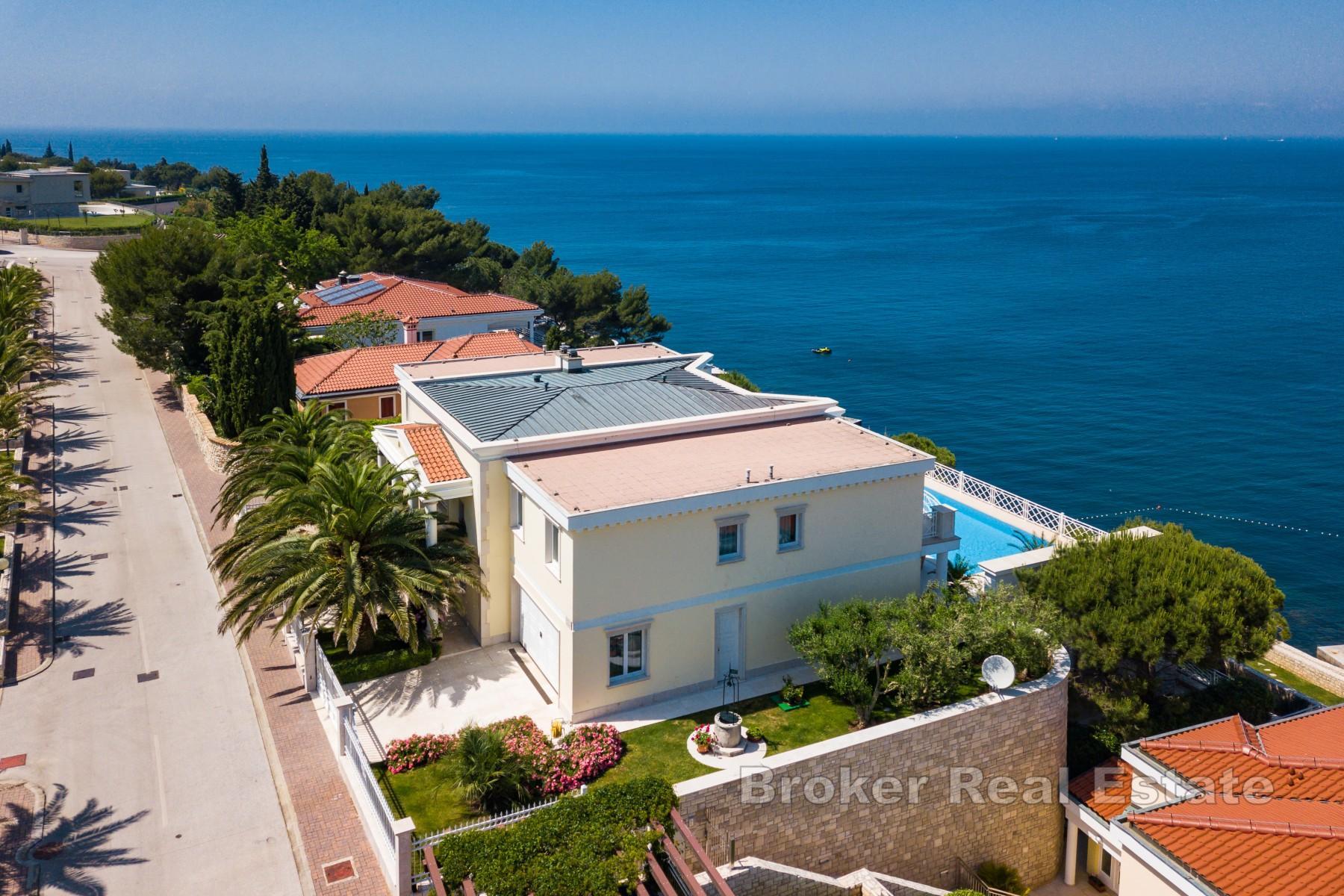 Luxuriöse Villa in erster Meeresreihe mit Panoramablick