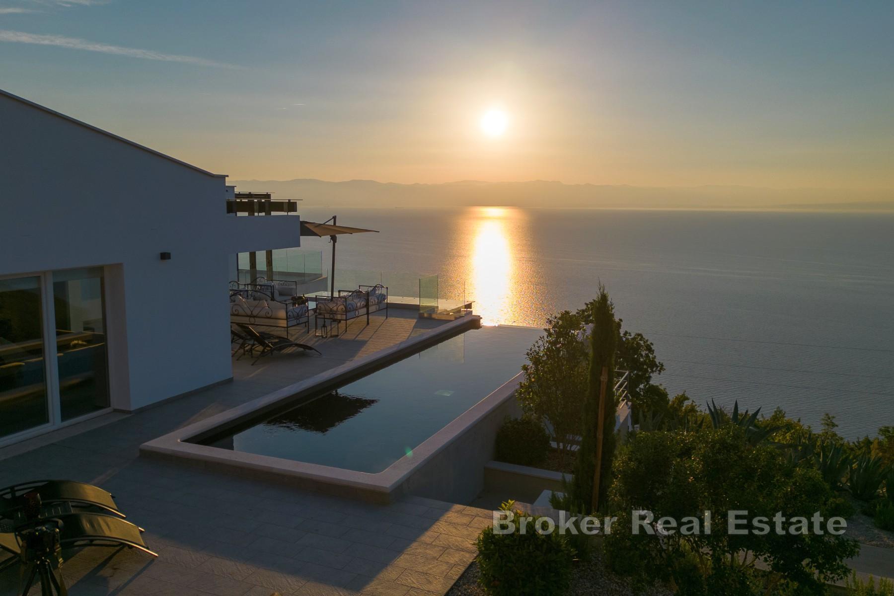 Modern villa med havsutsikt nära Opatija med infinitypool och premiumbekvämligheter
