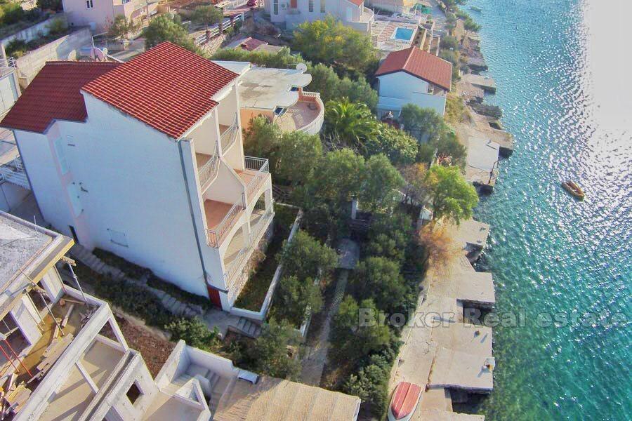 Дом / Вилла, дом с 6 апартаментами, первый ряд к морю