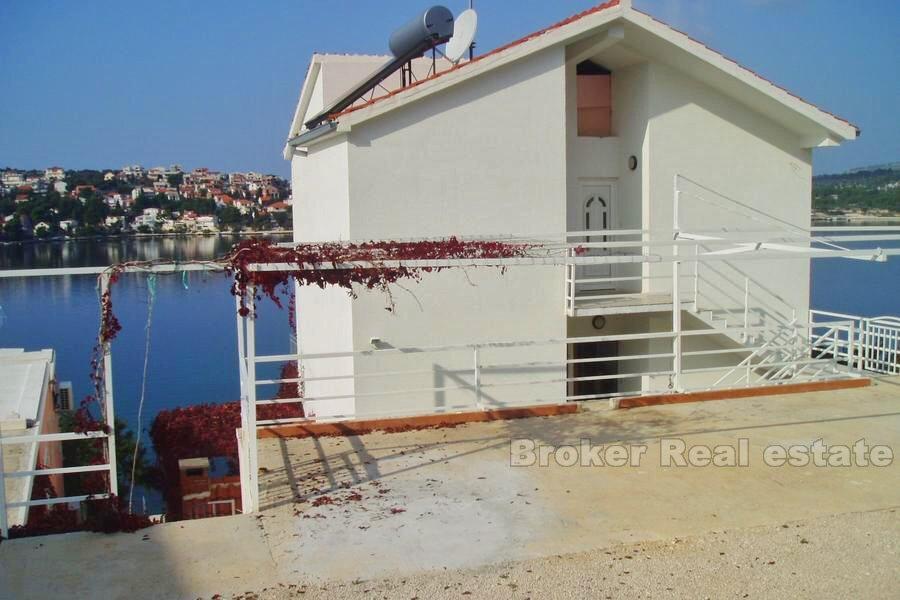 Дом / Вилла, дом с 6 апартаментами, первый ряд к морю
