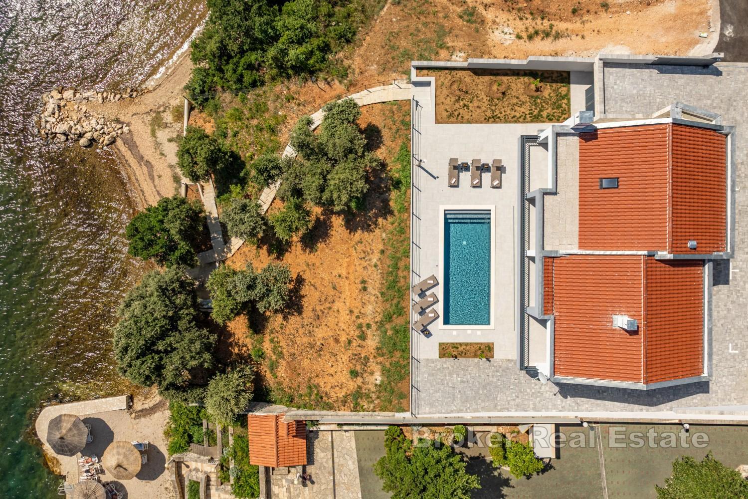 Villa moderna con piscina e accesso diretto alla spiaggia
