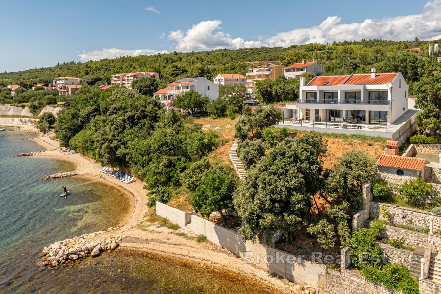 Villa moderna con piscina e accesso diretto alla spiaggia